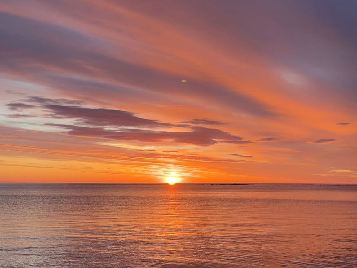 Kaunis auringonlasku -kuva merenrannalla