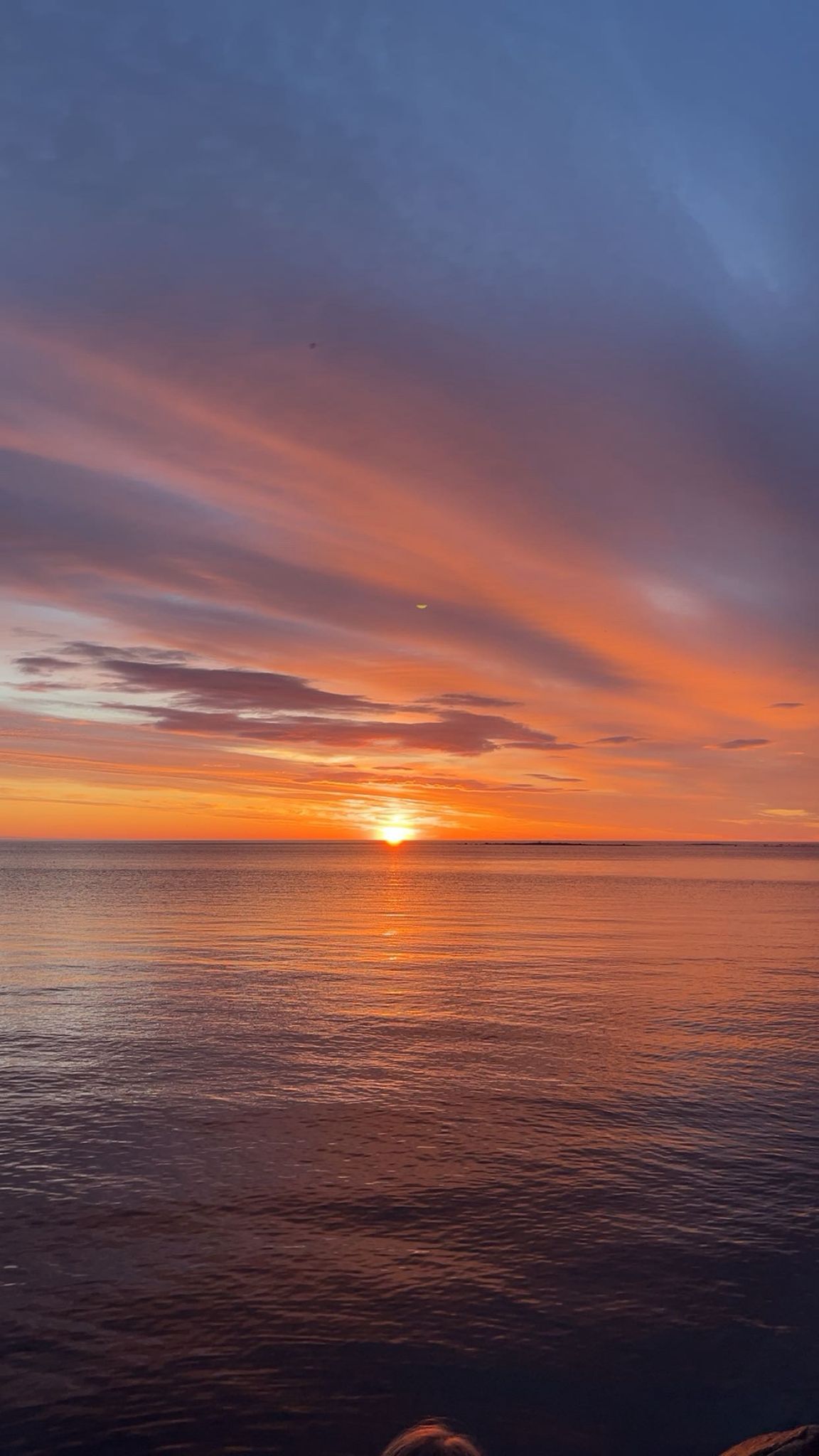 Kaunis auringonlasku -kuva merenrannalla