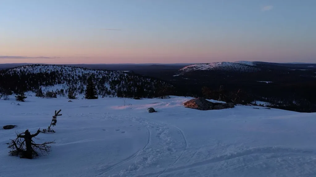 Auringonlaskukuva Lapista vaaran huipulta talvella